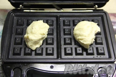 Вафельницу хорошо разогреть. Смазать поверхность вафельницы маслом только перед первой партией вафель (удобно смазывать панели с помощью силиконовой кисточки). Выложить по 1,5 столовые ложки теста на каждую панель и закрыть крышку.
