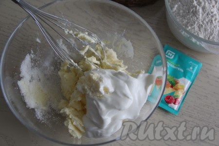 Перетереть венчиком масло с сахаром до однородности и добавить сметану.