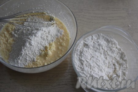 Когда масса станет однородной, всыпать соль, разрыхлитель и начать небольшими порциями добавлять просеянную муку.