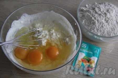 Хорошо перемешать венчиком, добавить яйца и перемешать до получения однородной массы.