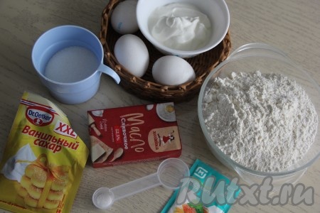 Подготовить продукты для приготовления бельгийских вафель на сметане.