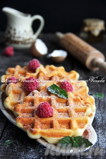 Вкусные, нежные бельгийские вафли, приготовленные из теста, замешанного на сметане, подать к чаю, посыпав сахарной пудрой и украсив свежими ягодами.