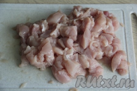 Куриное филе нарезать на небольшие кубики. 