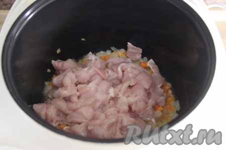 Добавить кусочки курицы в чашу мультиварки.
