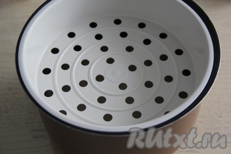 Установить сверху поддон пароварки, крышку мультиварки закрыть. Выставить на 20 минут режим "Молочная каша".