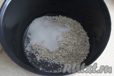 Овсяные хлопья, соль и сахар всыпать в чашу мультиварки.