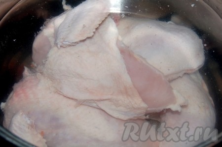 Курицу нарезать на крупные части, вымыть, залить 3-4 литрами воды и поставить вариться. Когда бульон закипит, снять пену и варить от 40 минут до 1 часа (готовность можно поверить, проколов курицу вилкой, - если выделяется прозрачный сок, значит мясо готово). Вынуть курицу из бульона, отделить от костей и нарезать на небольшие части. В закипевший бульон выложить очищенную морковь, нарезанную на тонкие кружочки, посолить, после закипания варить на небольшом огне минут 12-15 (морковка должна стать достаточно мягкой).
