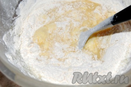 Для приготовления клецек разбить яйца в небольшую мисочку, добавить муку и взбивать вилкой.
