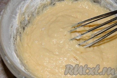 Взбивать тщательно, до гладкости, чтобы не было комочков. Для более тщательного взбивания можно взять венчик. Добавить соль. Тесто для приготовления клёцек должно получиться однородным, по консистенции оно будет напоминать сметану средней густоты.