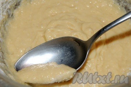 Когда морковь будет практически готова, взять две чайные ложки. Одной чайной ложкой зачёрпывать тесто и с помощью второй ложки опрокидывать клёцки в кипящий куриный бульон с морковью. Затем в суп с клёцками выложить нарезанное куриное мясо, дать закипеть и уменьшить огонь до среднего.
