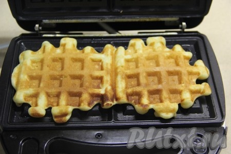 Очень хорошо разогреть вафельницу, по желанию, перед выпечкой первых двух вафель панели можно немного смазать маслом. Выложить на каждую панель по 1-1,5 столовых ложки теста, крышку закрыть  и выпекать бельгийские вафли до золотистого цвета. Таким образом испечь все вафли.