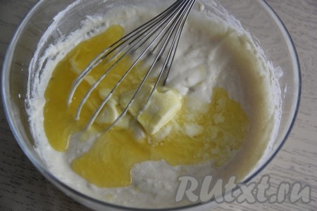 Перемешать массу венчиком и влить растопленное сливочное масло.