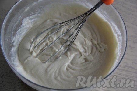 Тесто для бельгийских вафель перемешать венчиком до однородности, оно должно получиться воздушным.