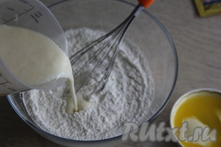 Получившуюся смесь кефира, яйца и растительного масла влить в миску с сухими ингредиентами.