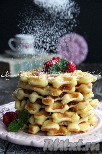 Очень мягкие, вкусные, нежные бельгийские вафли, испечённые из теста, замешанного на кефире,  подать к столу, присыпав сахарной пудрой или дополнив, например, сгущёнкой.
