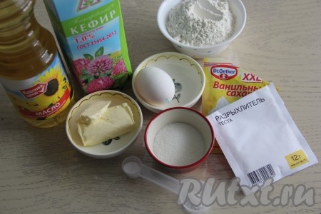 Подготовить продукты для приготовления бельгийских вафель на кефире. Кефир можно взять любой жирности, я использовала однопроцентный.