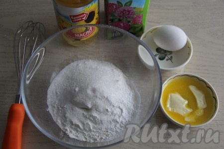 В миске для замеса теста соединить муку, сахар, соду, ванильный сахар, разрыхлитель и соль, перемешать получившуюся смесь сухих ингредиентов. В отдельной посуде растопить сливочное масло (полностью до жидкого состояния масло я растапливать не стала), дать немного остыть.