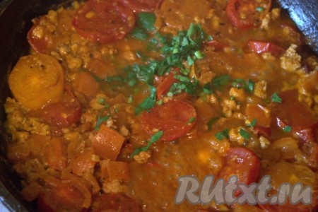 Далее влить воду, посолить по вкусу и добавить мелко нарезанные листочки петрушки (или кинзы). Если любите остренькое, то можно всыпать молотый красный перец. Дать воде закипеть и тушить на среднем огне овощи с фаршем до испарения жидкости (минут 5-7).