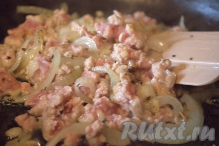Выложить в сковороду к луку и чесноку мясной фарш. Разминая лопаткой комочки мяса, обжаривать фарш, примерно, 5 минут. Затем в сковороду добавить томатную пасту и хорошо перемешать.