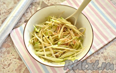 Тщательно перемешиваем зелёную редьку. Миску с редькой накрываем крышкой (или затягиваем пищевой плёнкой) и отправляем мариноваться в холодильник на сутки. 