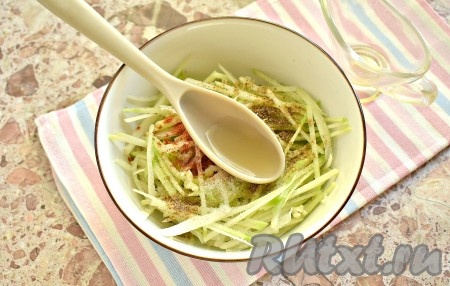 Вливаем рисовый уксус (или 1 чайную ложку заправки из яблочного уксуса), сразу перемешиваем.