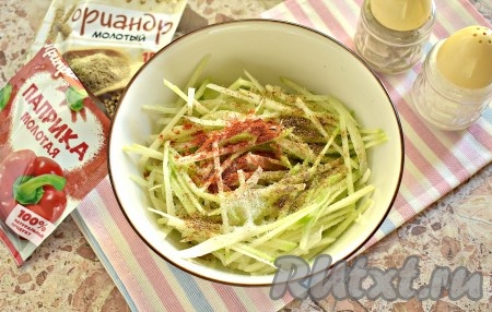 В миску с зелёной редькой добавляем молотую паприку, кориандр, сахар, по вкусу солим и перчим.