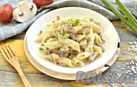 Макароны с шампиньонами в сметанном соусе подаём горячими к столу. Это сочное, ароматное, вкусное и сытное блюдо несомненно понравится всей семье!