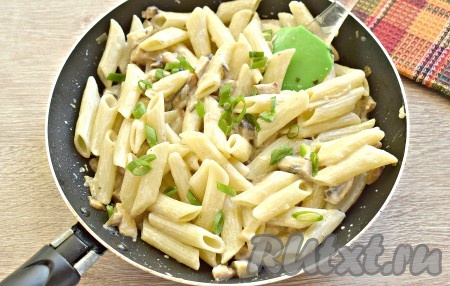 Хорошо перемешиваем макароны со сметано-грибным соусом, покрывая макаронные изделия соусом со всех сторон, прогреваем на небольшом огне 1-2 минуты. Готовое блюдо снимаем с огня и посыпаем измельчённой свежей зеленью (я добавила нарезанный зелёный лук).