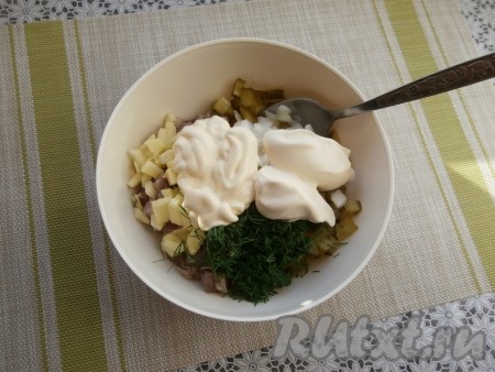 Сюда же добавить сметану и майонез.