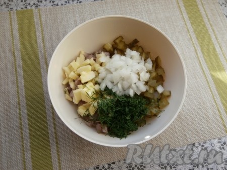 Лук промыть под холодной водой, отжать и добавить в салат. Измельчённый укроп тоже выложить в миску с салатом.