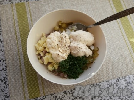 Немецкий салат с картошкой, яблоком, огурцом и селёдкой поперчить, если нужно, подсолить.