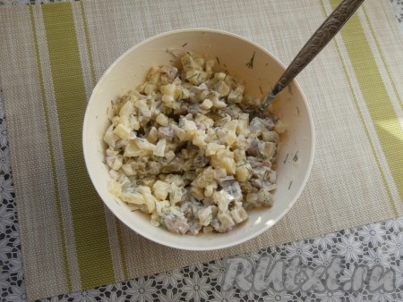 Добавить немного готовой горчицы и салат перемешать.