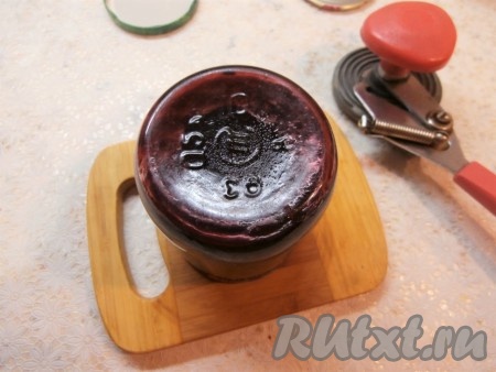 Закрутить прокипячёнными крышками и укутать до полного остывания в плед (или одеяло). При остывании джем станет гуще.