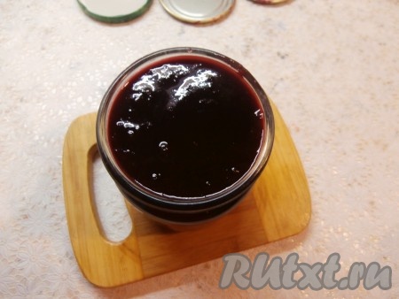 Снова поместить миску на небольшой огонь, довести джем до кипения, теперь уже при постоянном помешивании проварить минут 5-7. Затем разложить сливовый джем по простерилизованным баночкам. У меня получилось 3 банки по 0,5 литра.