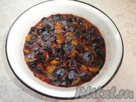 Поставить миску (или кастрюлю) со сливами на небольшой огонь и довести до кипения.