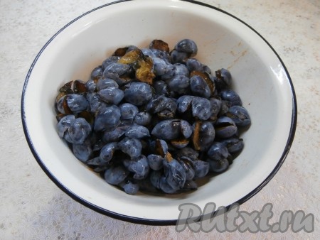 Из слив удалить косточки. 1,6 килограмма слив, очищенных от косточек, выложить в объёмную миску (или в кастрюлю), в которой будете варить джем.