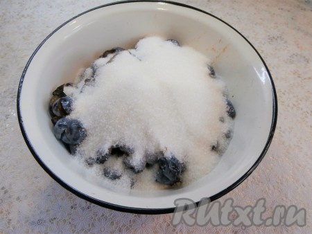 Засыпать сливы сахаром, чуть перемешать, влить воду.