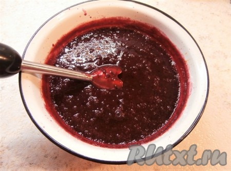 Далее на самом слабом огне варить сливы 25-30 минут, периодически помешивая и убирая пену. После этого погружным блендером сливы измельчить. До какой консистенции измельчать - решать вам, мы любим, чтобы кусочки слив оставались.
