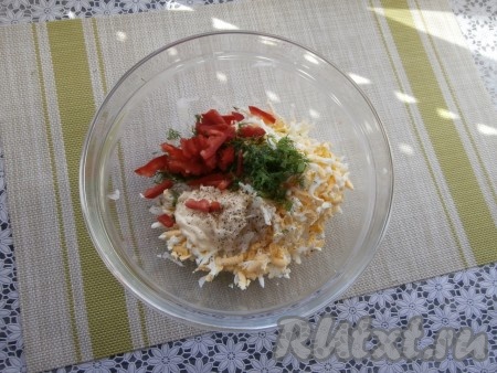 Сюда же добавить нарезанный соломкой болгарский перец, очищенный от семечек, и майонез, посолить салат и поперчить.