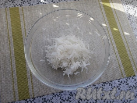 Натереть дайкон на крупной тёрке, немного отжать, удаляя выделившийся сок, и переложить в миску.