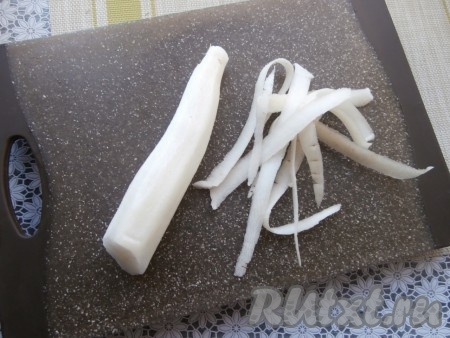 Яйца отварить в течение минут 8-9 с момента закипания воды, затем остудить их в холодной воде и очистить. Дайкон очистить от кожицы.