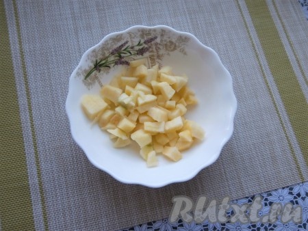 Яблоко лучше всего взять кисло-сладкое.&nbsp;Крупное яблоко очистить от кожуры и семян, нарезать на небольшие кубики, поместить в подходящую миску для СВЧ, влить воду и отправить в микроволновку на 1 минуту, установив максимальную мощность (в моей микроволновке максимальная мощность 750 Ватт).