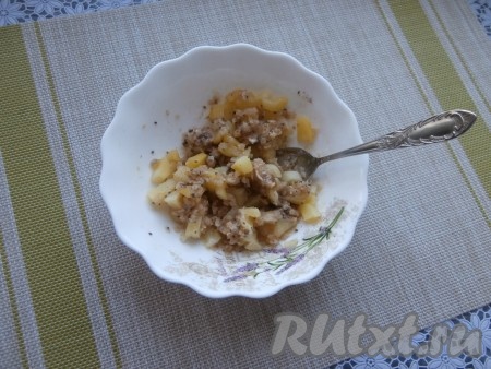 Отправить миску в микроволновку, накрыть сверху крышкой с выходом для пара. Готовить 3 минуты на максимальной мощности. Затем готовый десерт из яблока достать из микроволновки и перемешать.