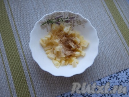 Достать яблоки из микроволновки, всыпать сахар, соль и корицу.