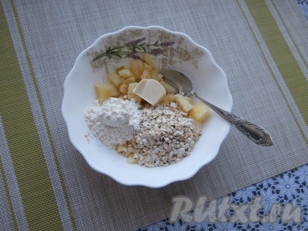 Затем добавить муку, овсяные хлопья и кусочек сливочного масла.