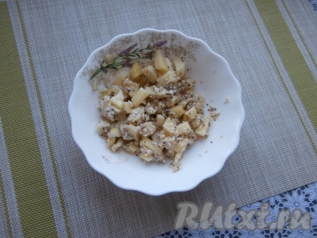 Аккуратно перемешать содержимое миски.