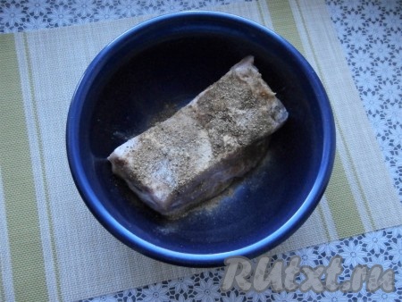 Свиную грудинку обмыть, обсушить, а затем натереть солью, кориандром, приправой для мяса, молотым чёрным перцем, посыпать сушёным имбирём.