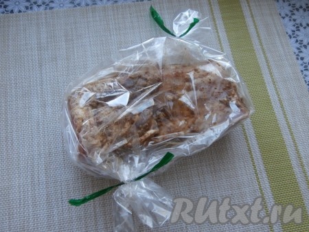 Затем промаринованную грудинку переложить в рукав для запекания, крепко перевязав концы. Сделать 2-3 прокола зубочисткой сверху рукава.