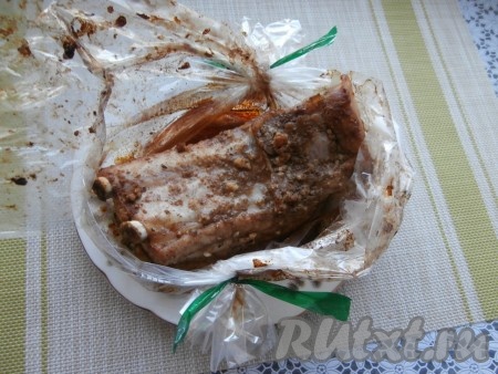 Запекать свиную грудинку около 1 часа в духовке, разогретой до 190-200 градусов.