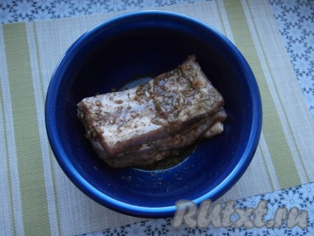 Оставить свиную грудинку для маринования на 2-3 часа при комнатной температуре, за это время несколько раз мясо нужно перевернуть.